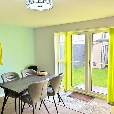 3 Bed House With Parking Near Airport Villa EDI Eksteriør bilde