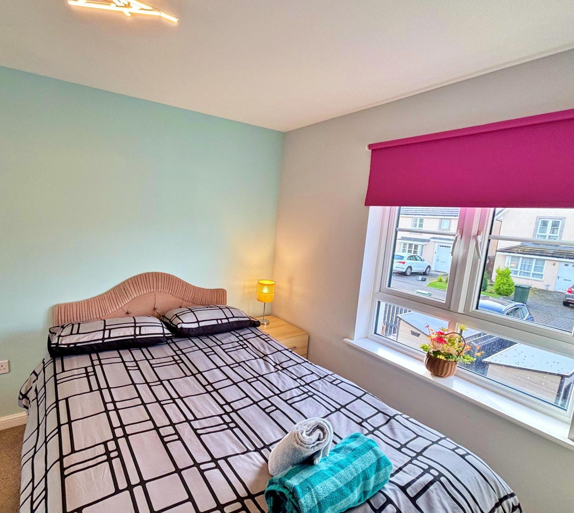 3 Bed House With Parking Near Airport Villa EDI Eksteriør bilde