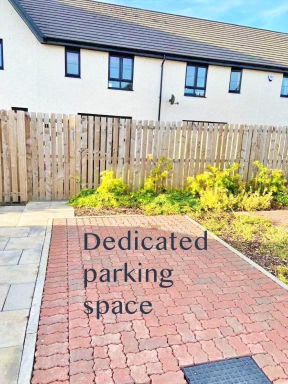 3 Bed House With Parking Near Airport Villa EDI Eksteriør bilde