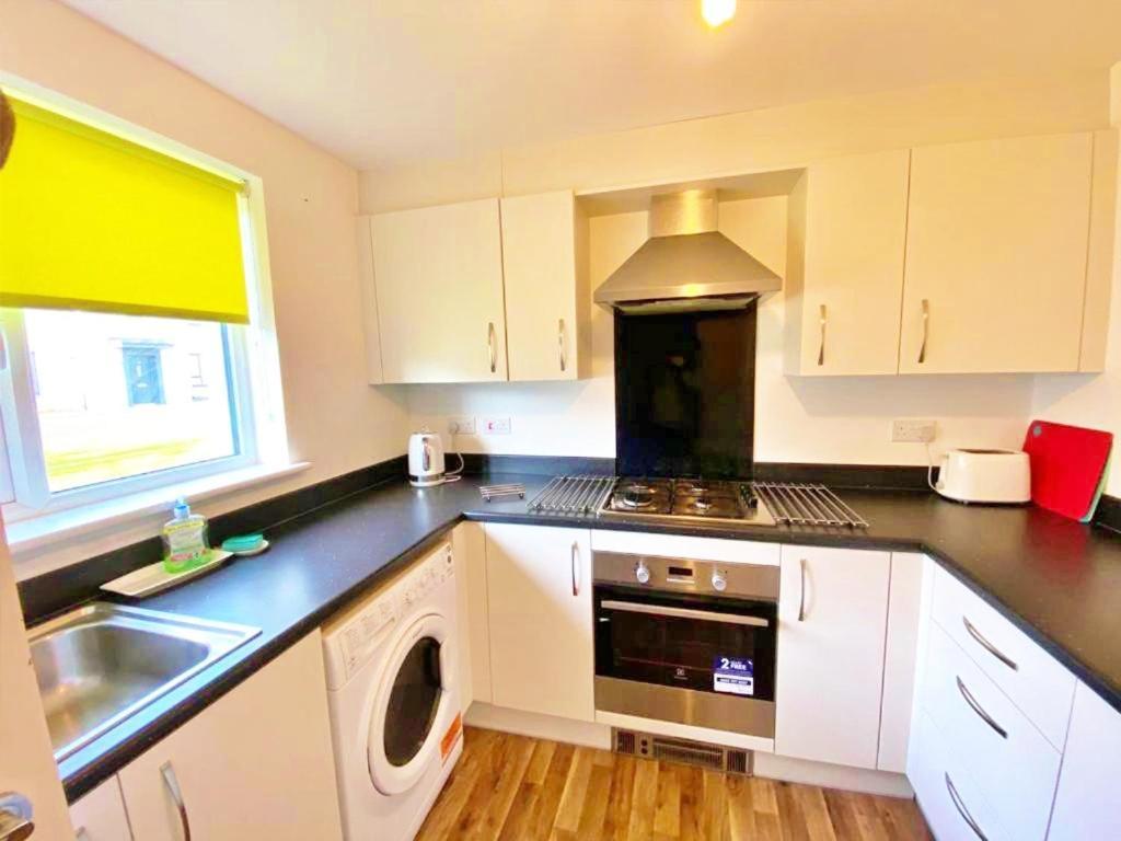 3 Bed House With Parking Near Airport Villa EDI Eksteriør bilde